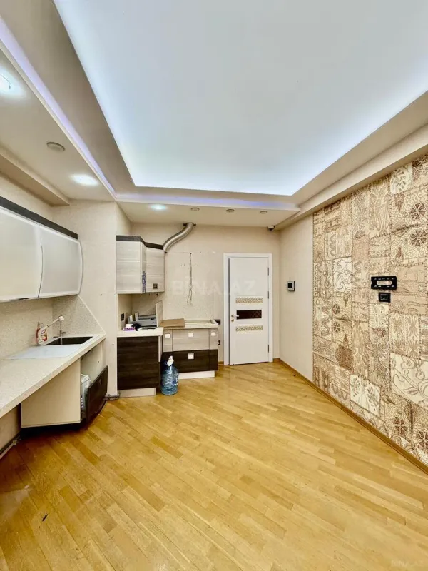 Satılır 3 otaqlı mənzil 136 m²