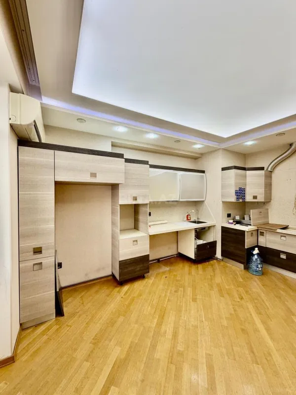 Satılır 3 otaqlı mənzil 136 m²