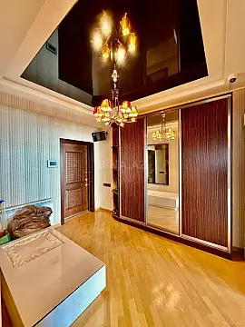 Satılır 3 otaqlı mənzil 136 m²