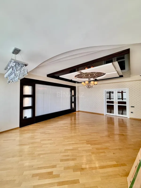 Satılır 3 otaqlı mənzil 136 m²