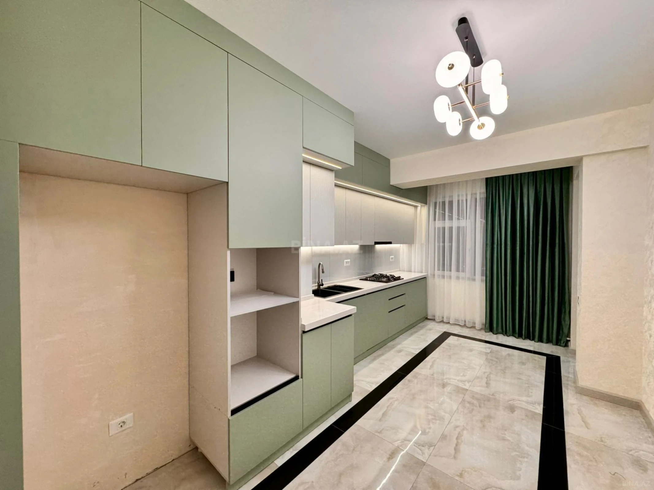 Satılır 3 otaqlı mənzil 127 m²