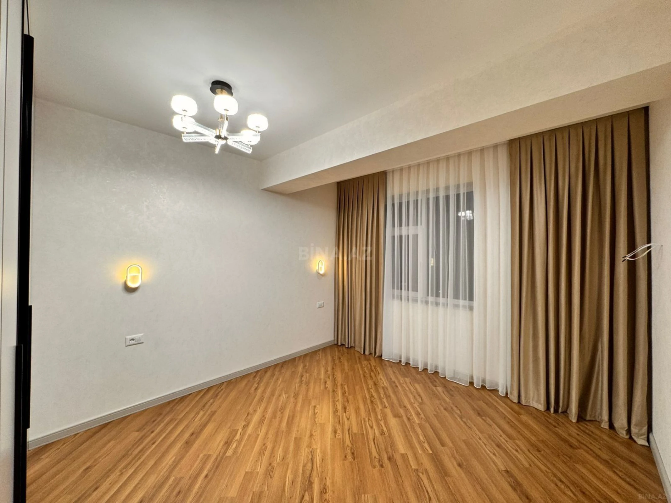 Satılır 3 otaqlı mənzil 127 m²