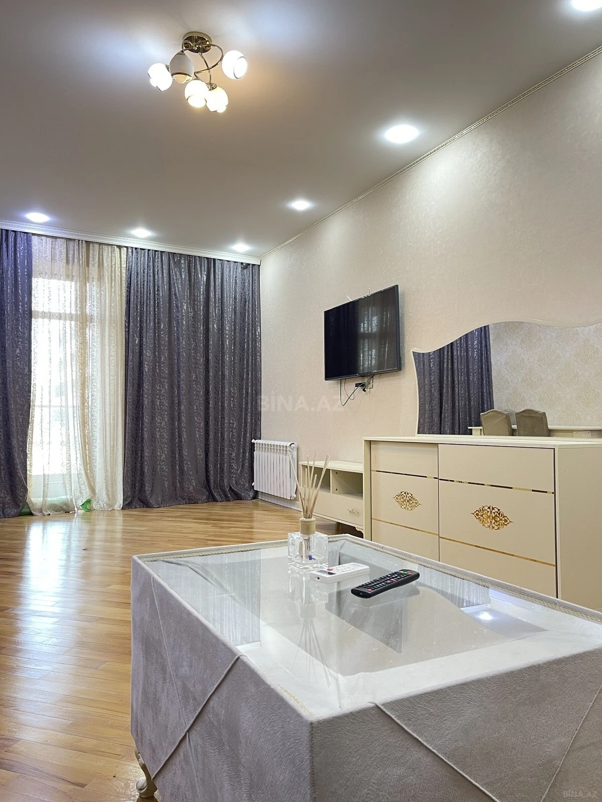 Kirayə verilir 2 otaqlı mənzil 100 m²