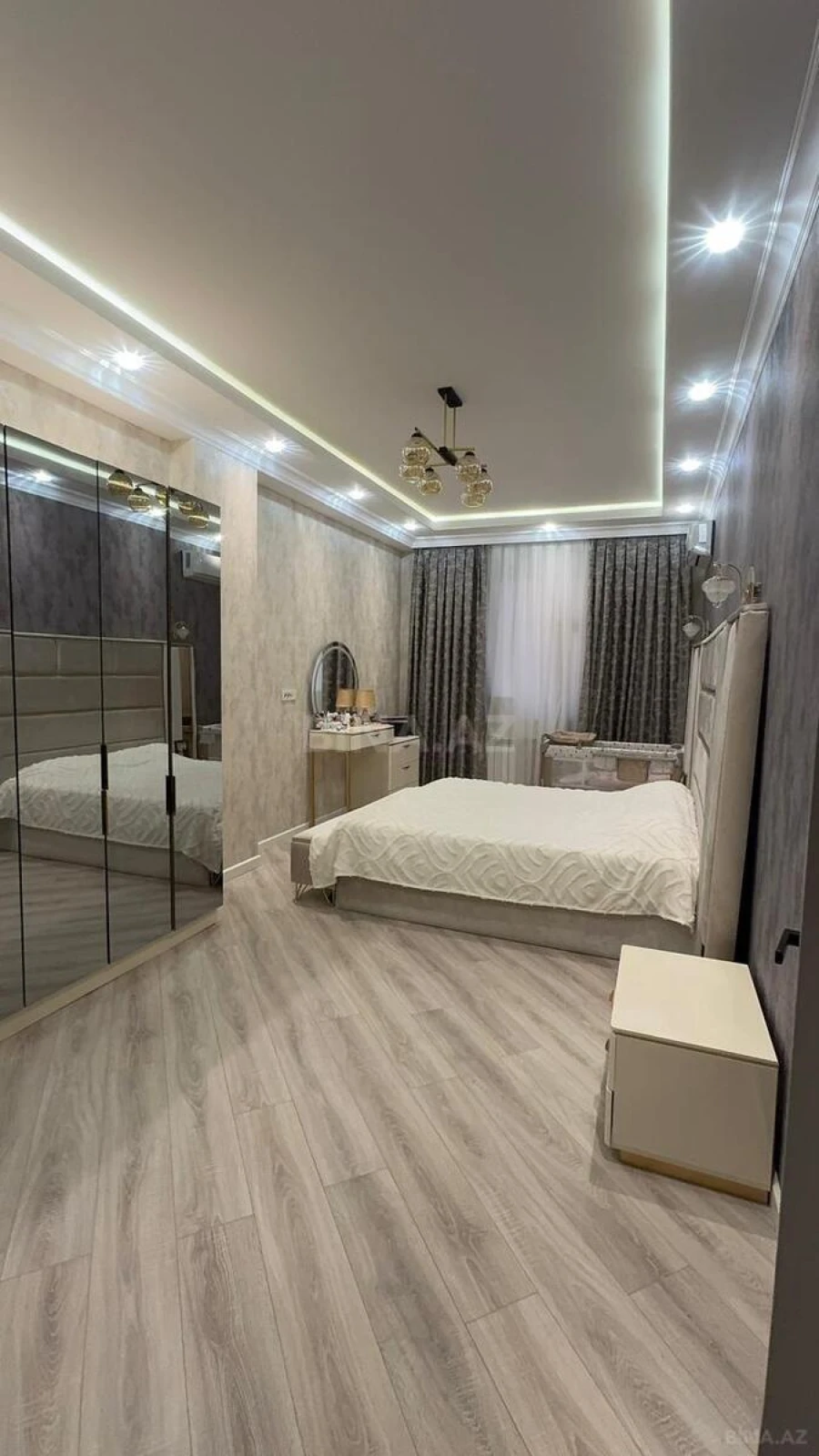 Satılır 3 otaqlı mənzil 130 m²
