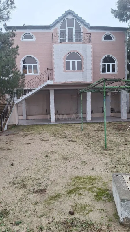 Satılır 8 otaqlı həyət evi 300 m²