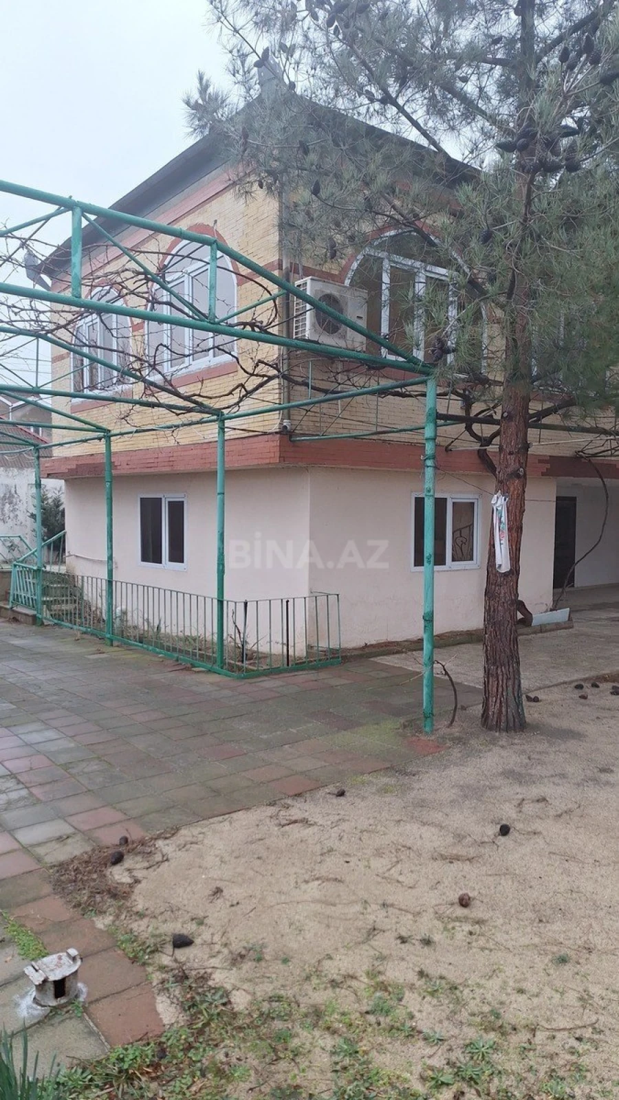 Satılır 8 otaqlı həyət evi 300 m²