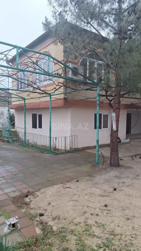 Satılır 8 otaqlı həyət evi 300 m²