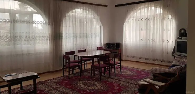 Satılır 8 otaqlı həyət evi 300 m²
