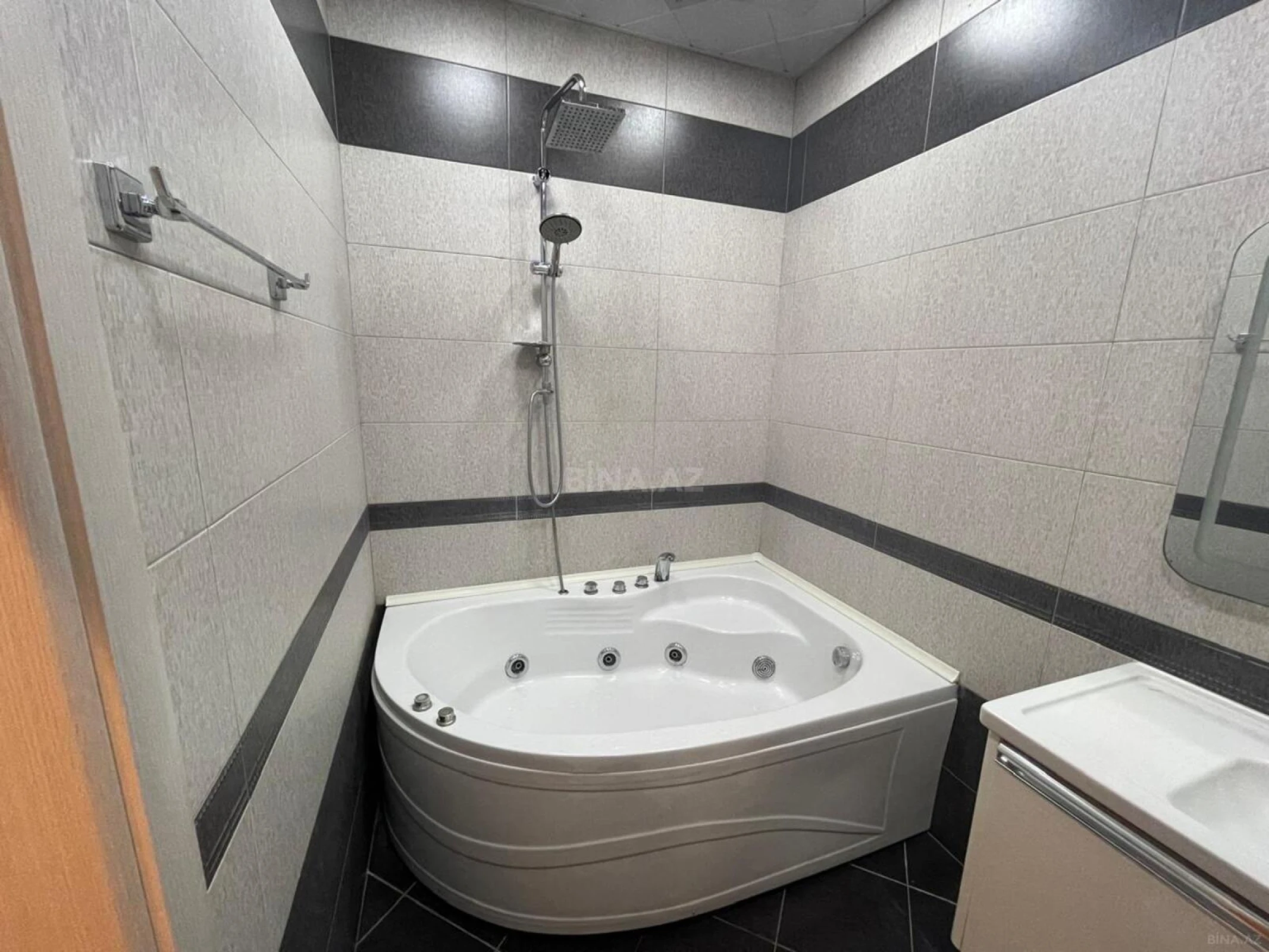 Kirayə verilir 2 otaqlı mənzil 91 m²