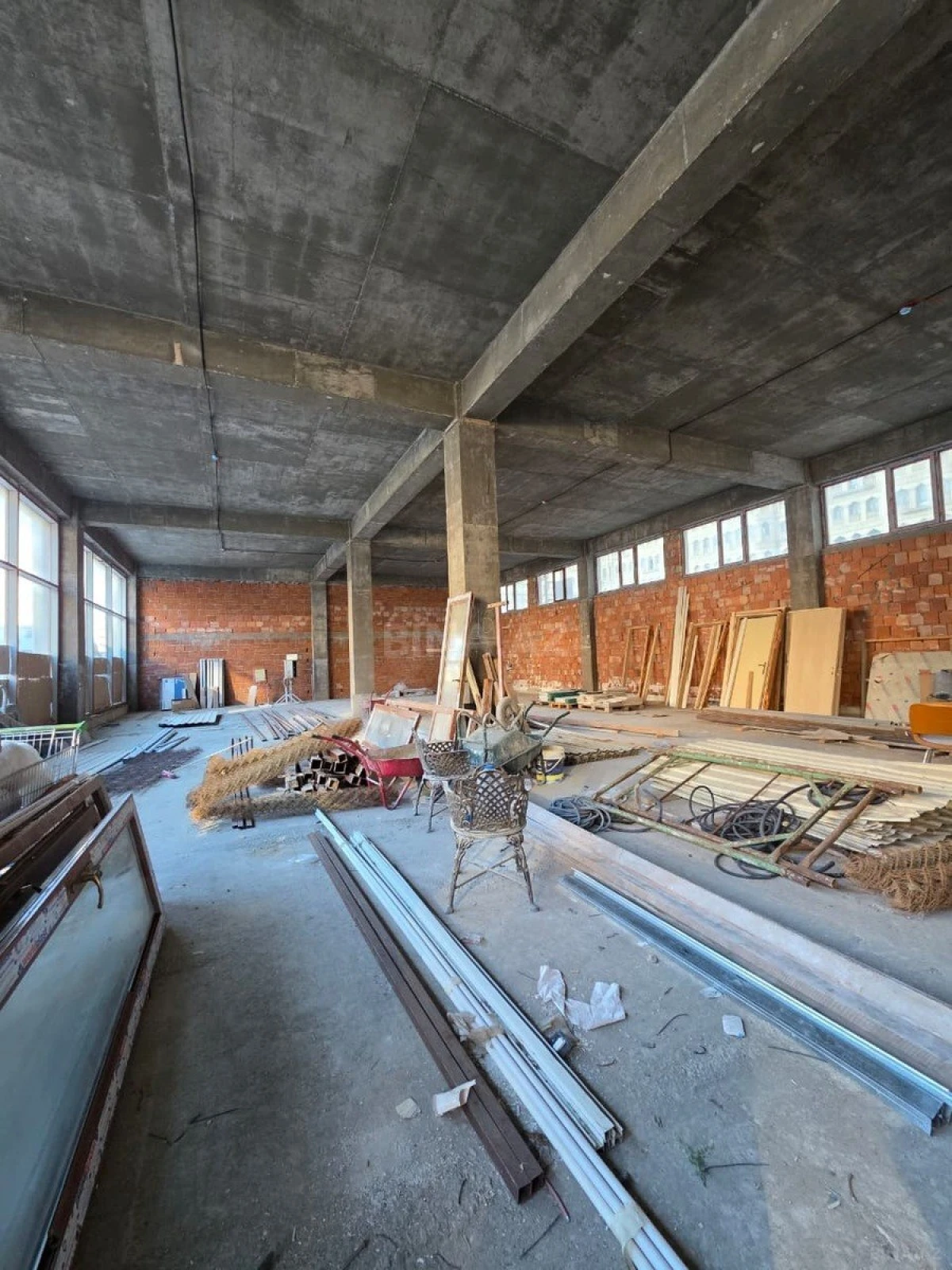 Kirayə verilir obyekt 2200 m²