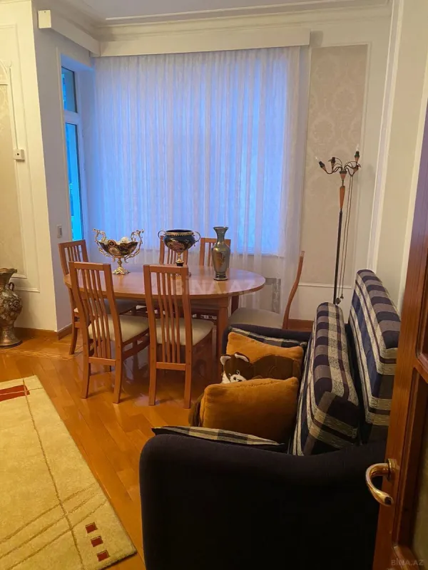 Kirayə verilir 4 otaqlı mənzil 230 m²