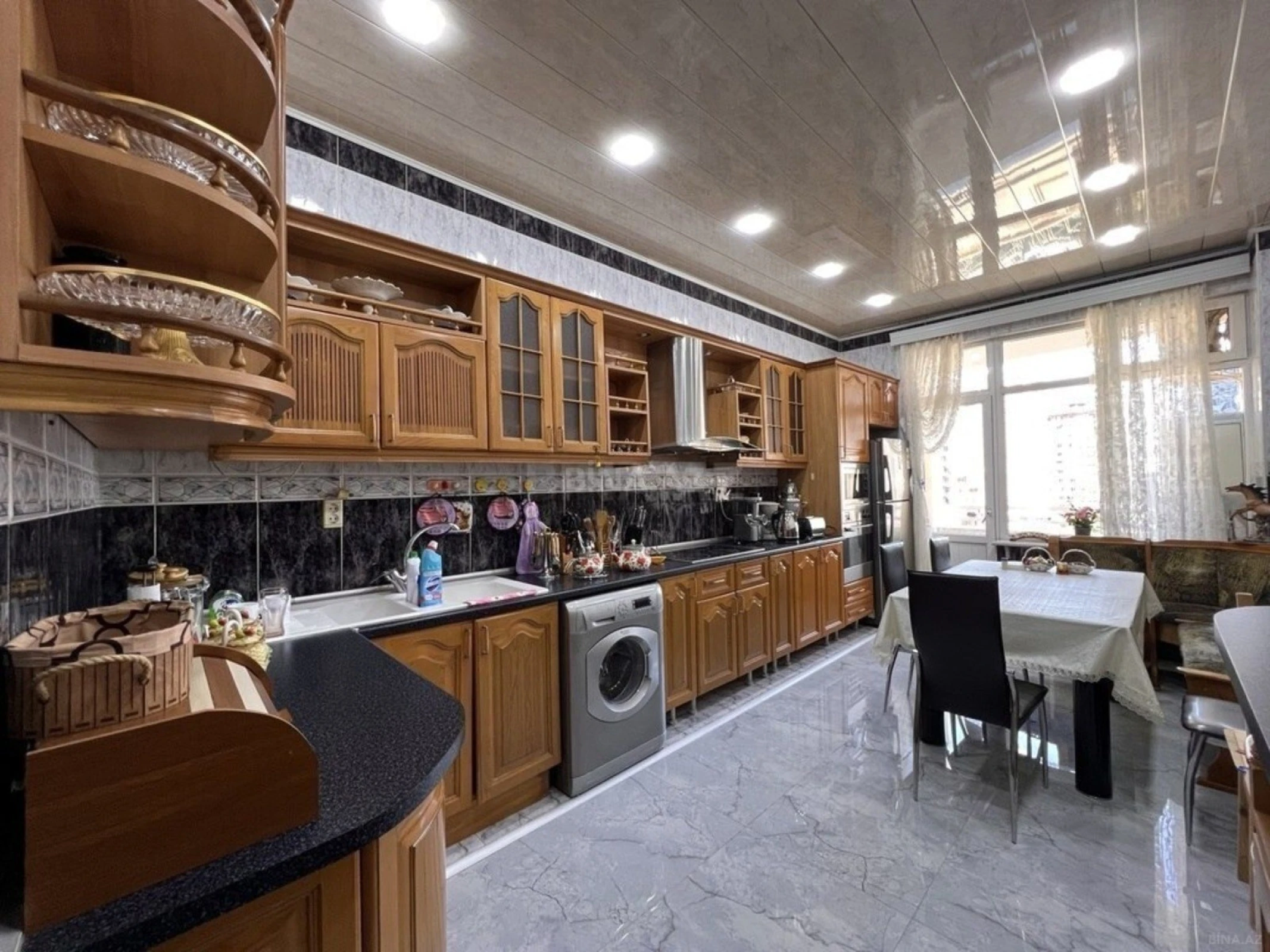 Kirayə verilir 4 otaqlı mənzil 230 m²
