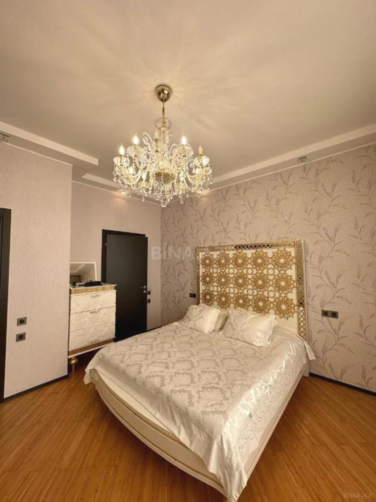 Satılır 3 otaqlı mənzil 155 m²