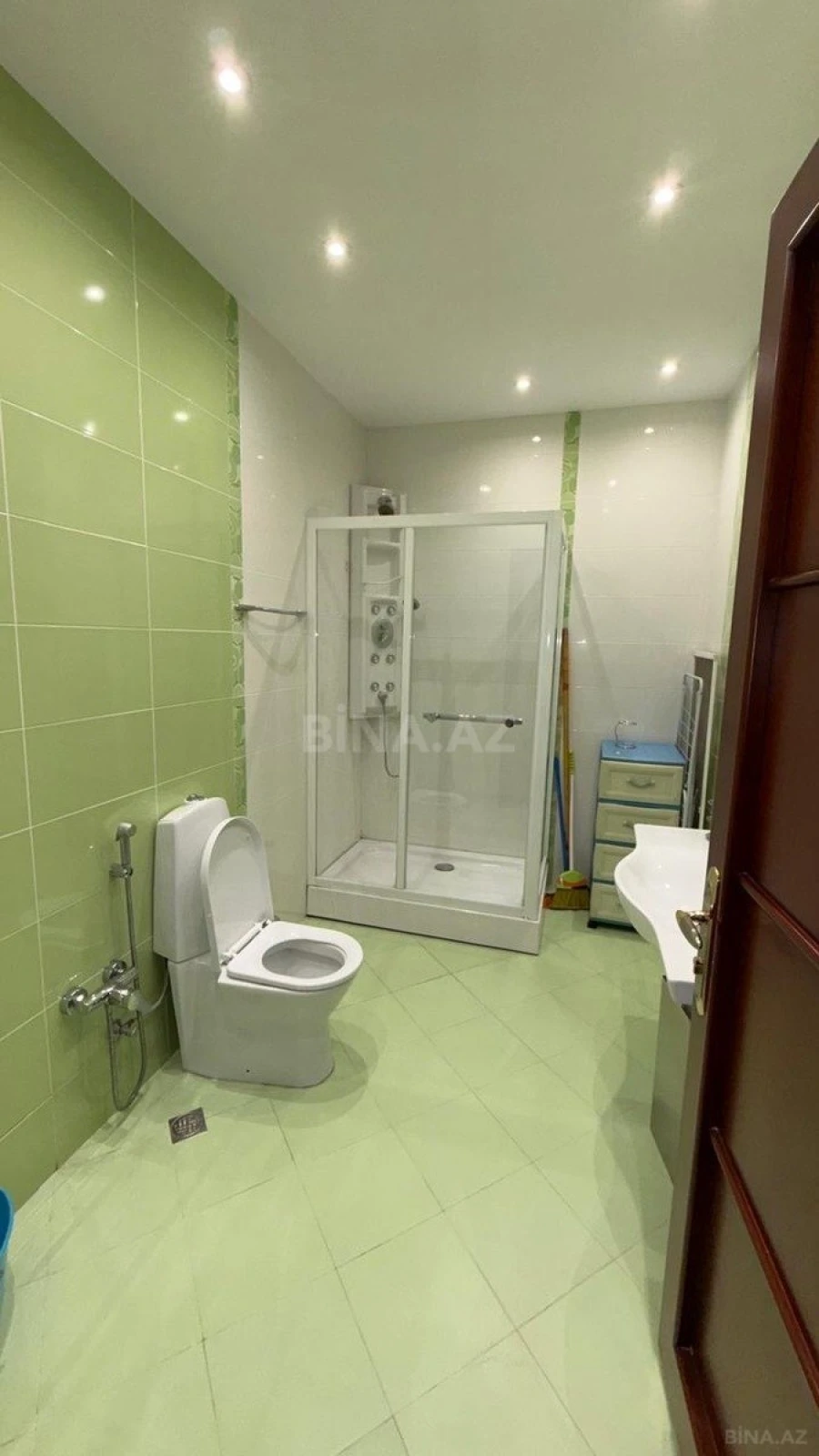 Kirayə verilir 3 otaqlı mənzil 175 m²