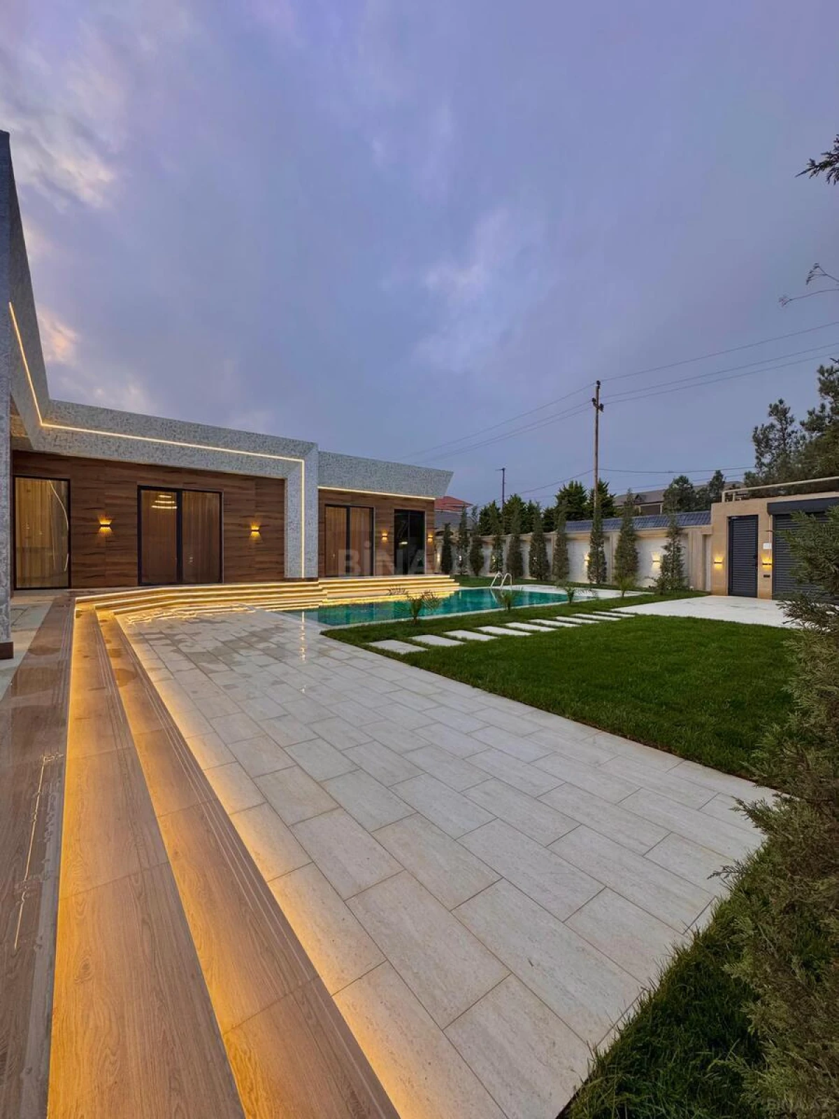 Satılır 5 otaqlı həyət evi 250 m²