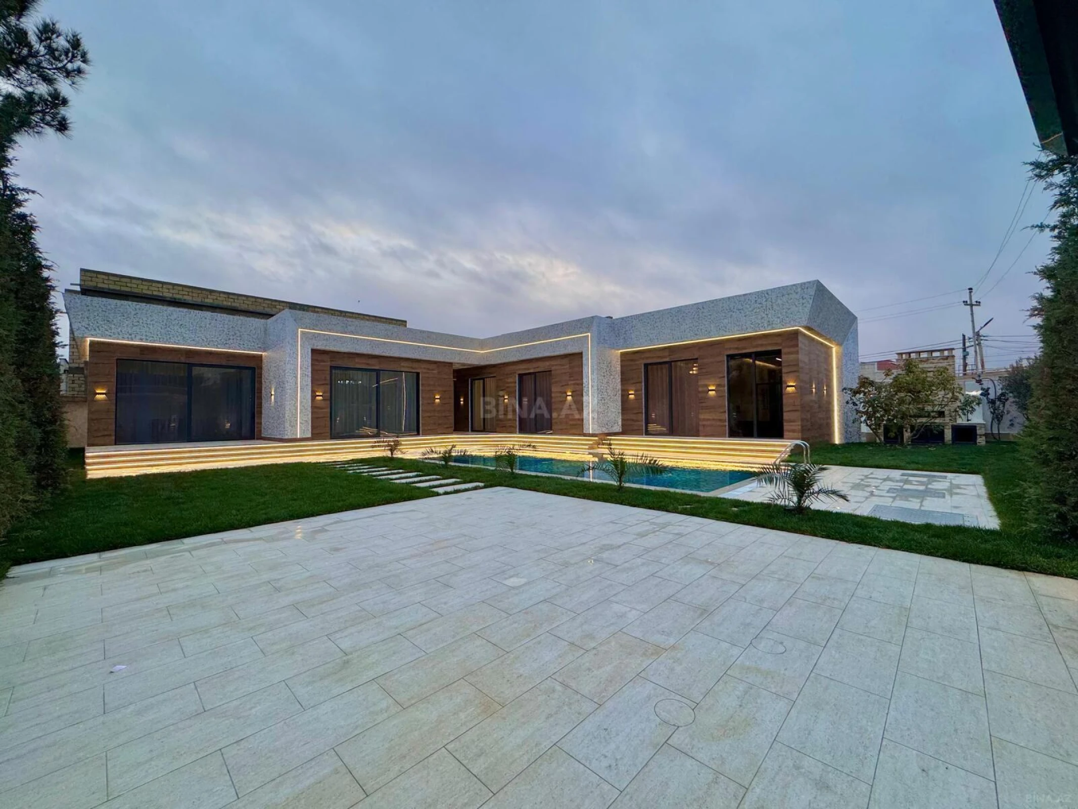 Satılır 5 otaqlı həyət evi 250 m²