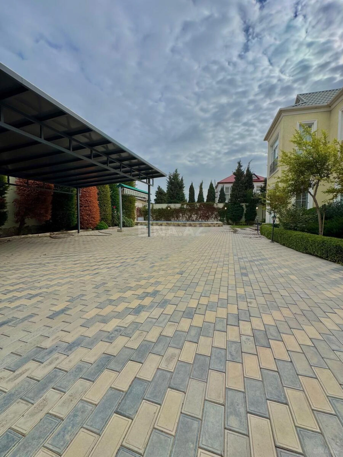 Satılır 5 otaqlı həyət evi 220 m²