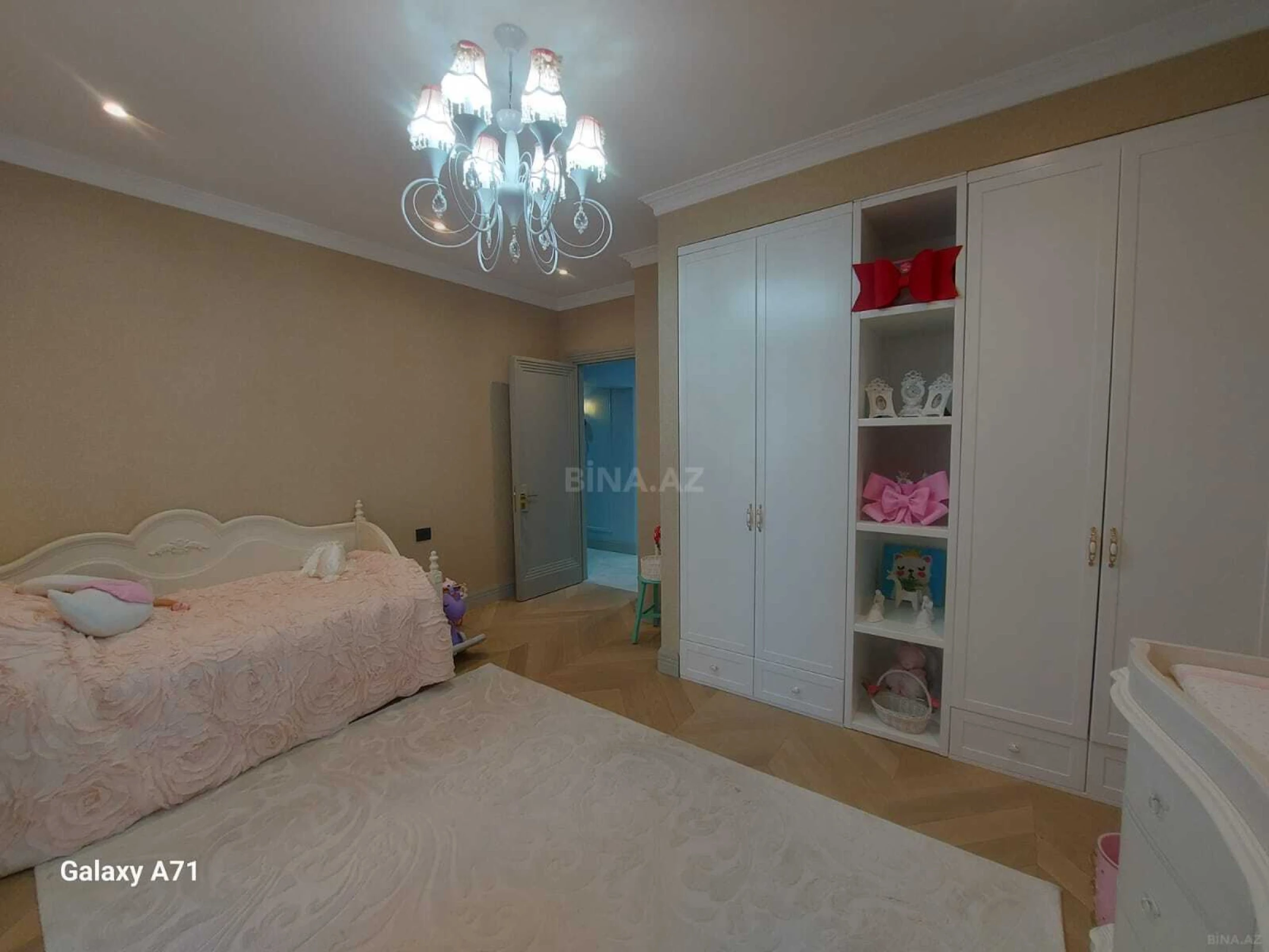 Satılır 5 otaqlı mənzil 235 m²
