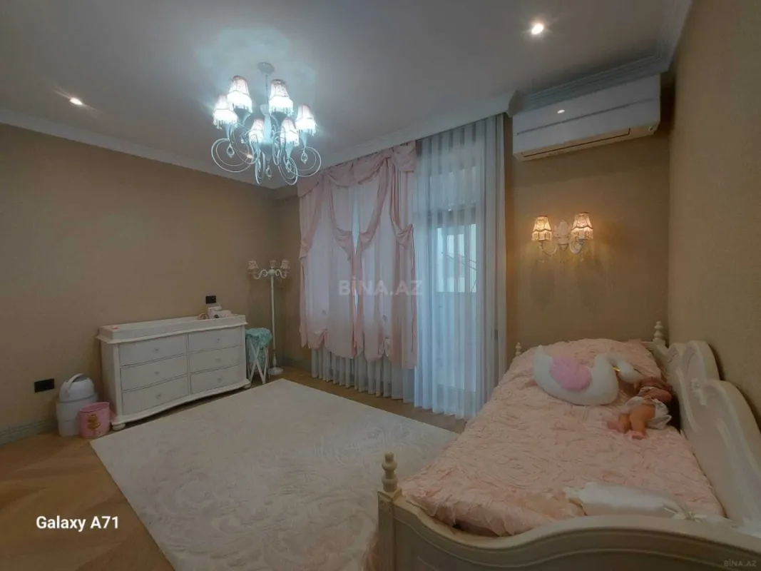 Satılır 5 otaqlı mənzil 235 m²