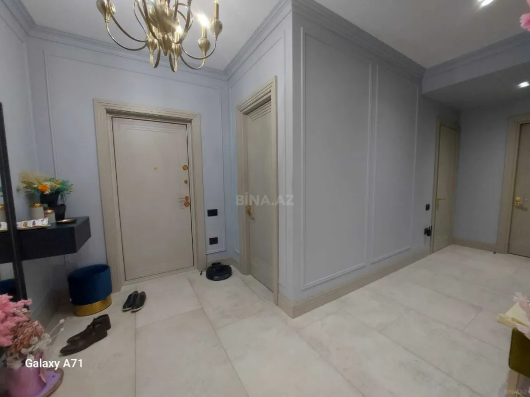Satılır 5 otaqlı mənzil 235 m²