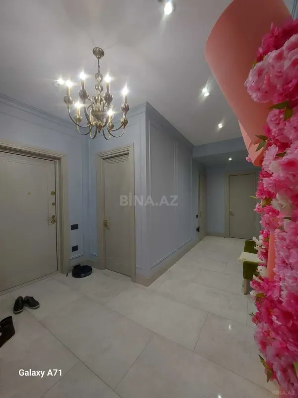 Satılır 5 otaqlı mənzil 235 m²