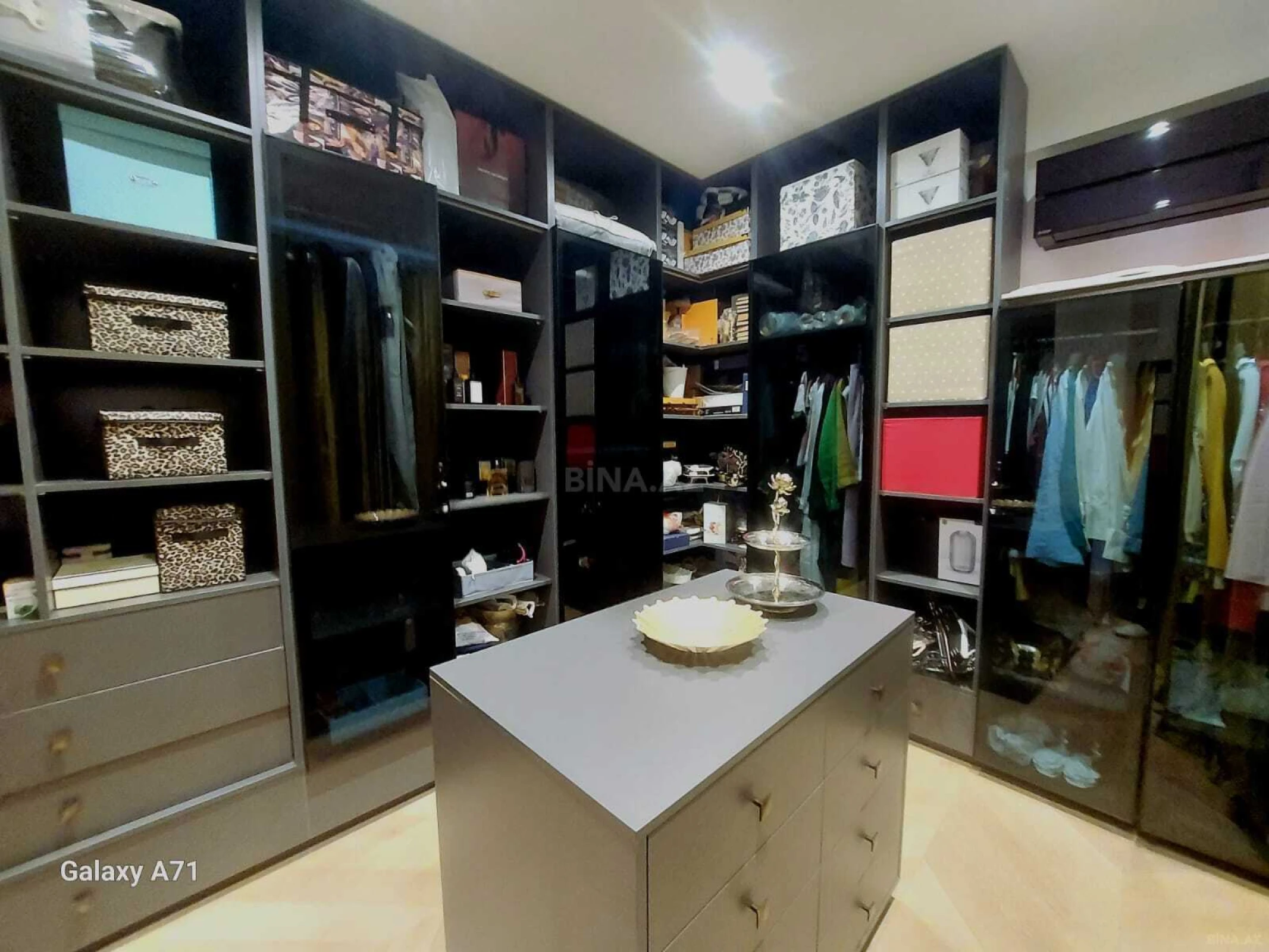 Satılır 5 otaqlı mənzil 235 m²