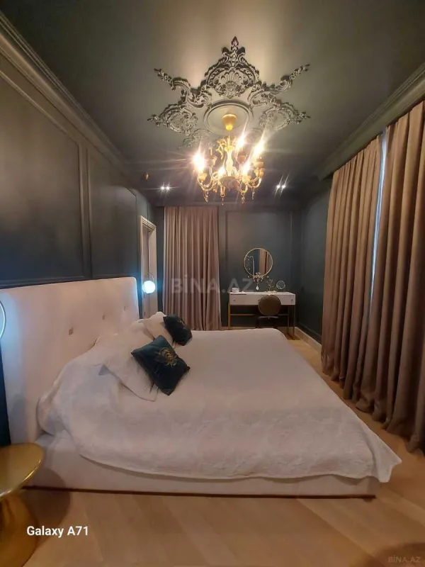 Satılır 5 otaqlı mənzil 235 m²