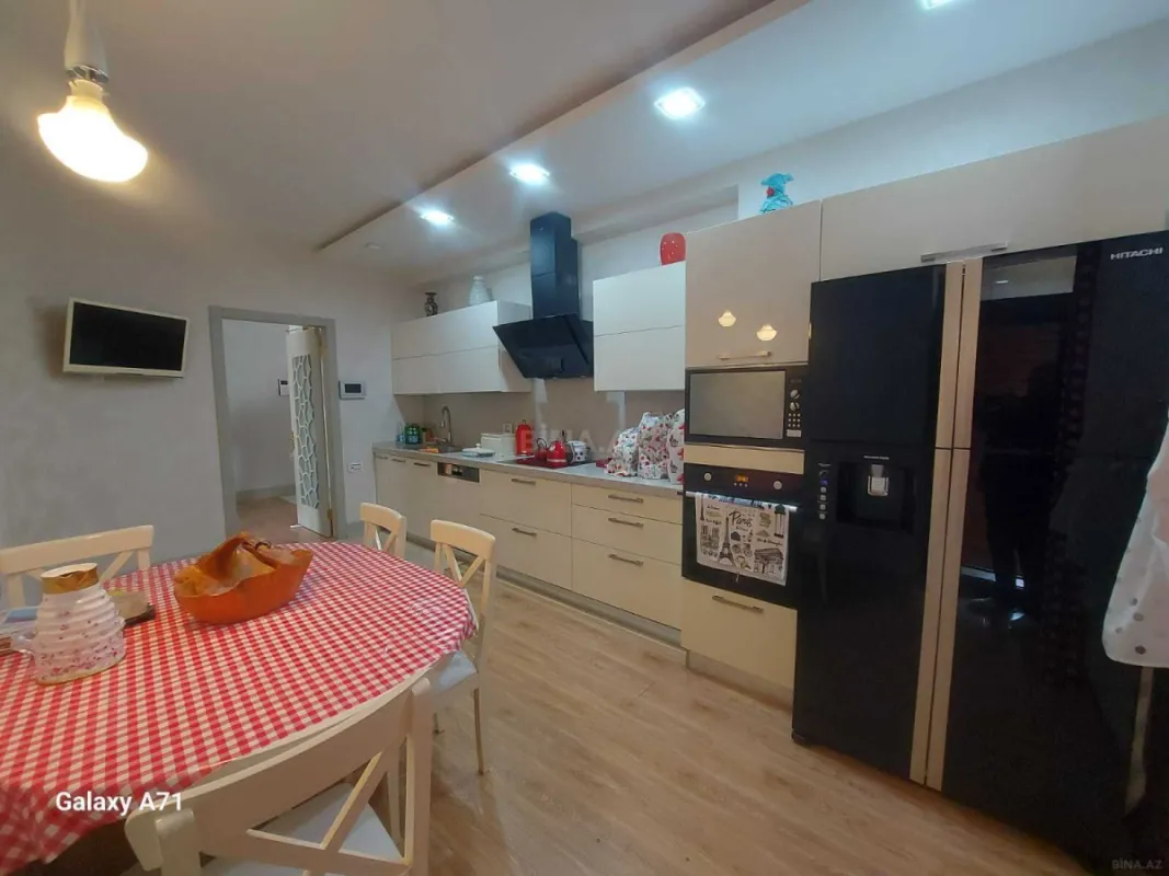 Satılır 5 otaqlı mənzil 235 m²