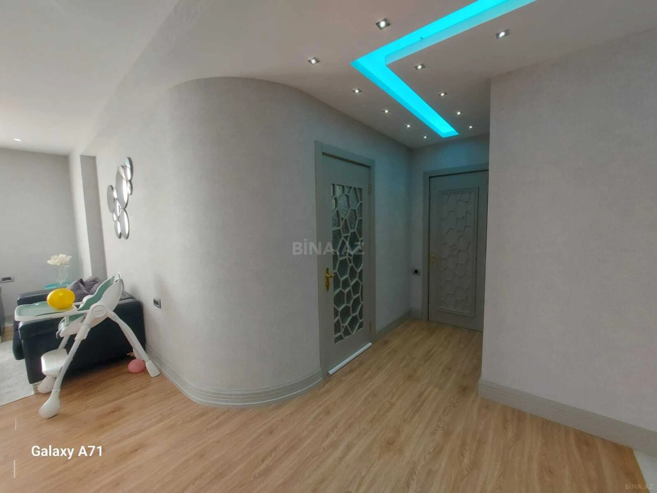 Satılır 5 otaqlı mənzil 235 m²