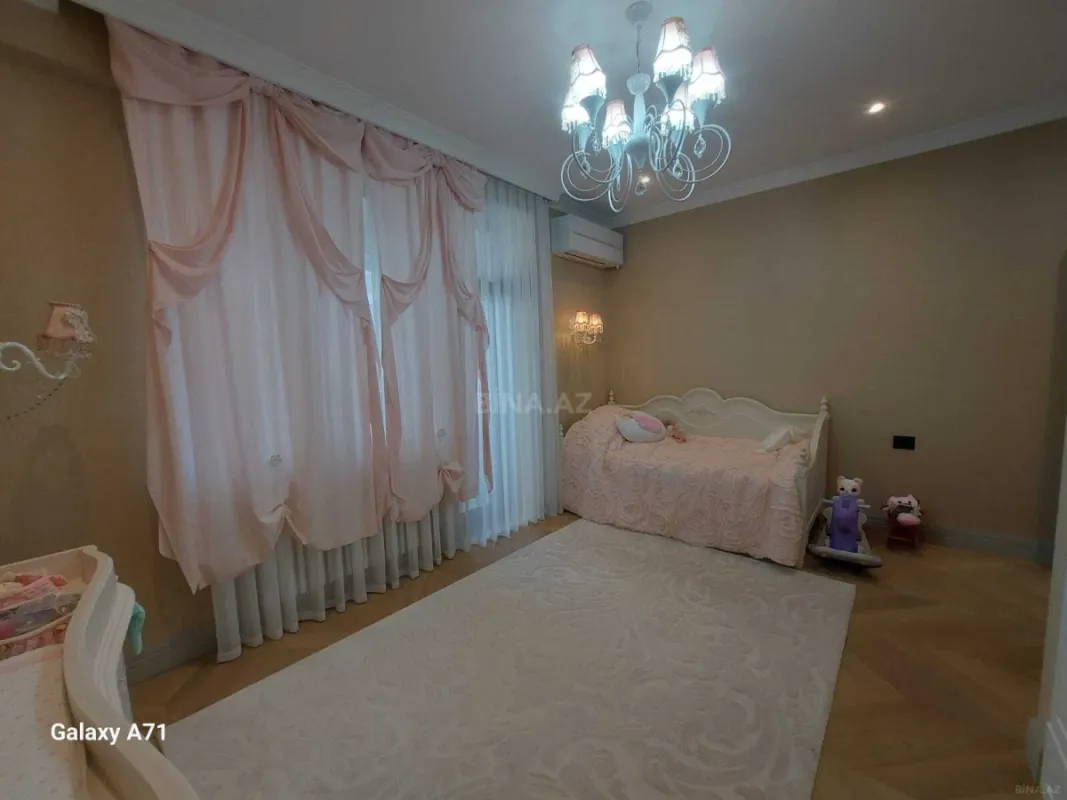 Satılır 5 otaqlı mənzil 235 m²