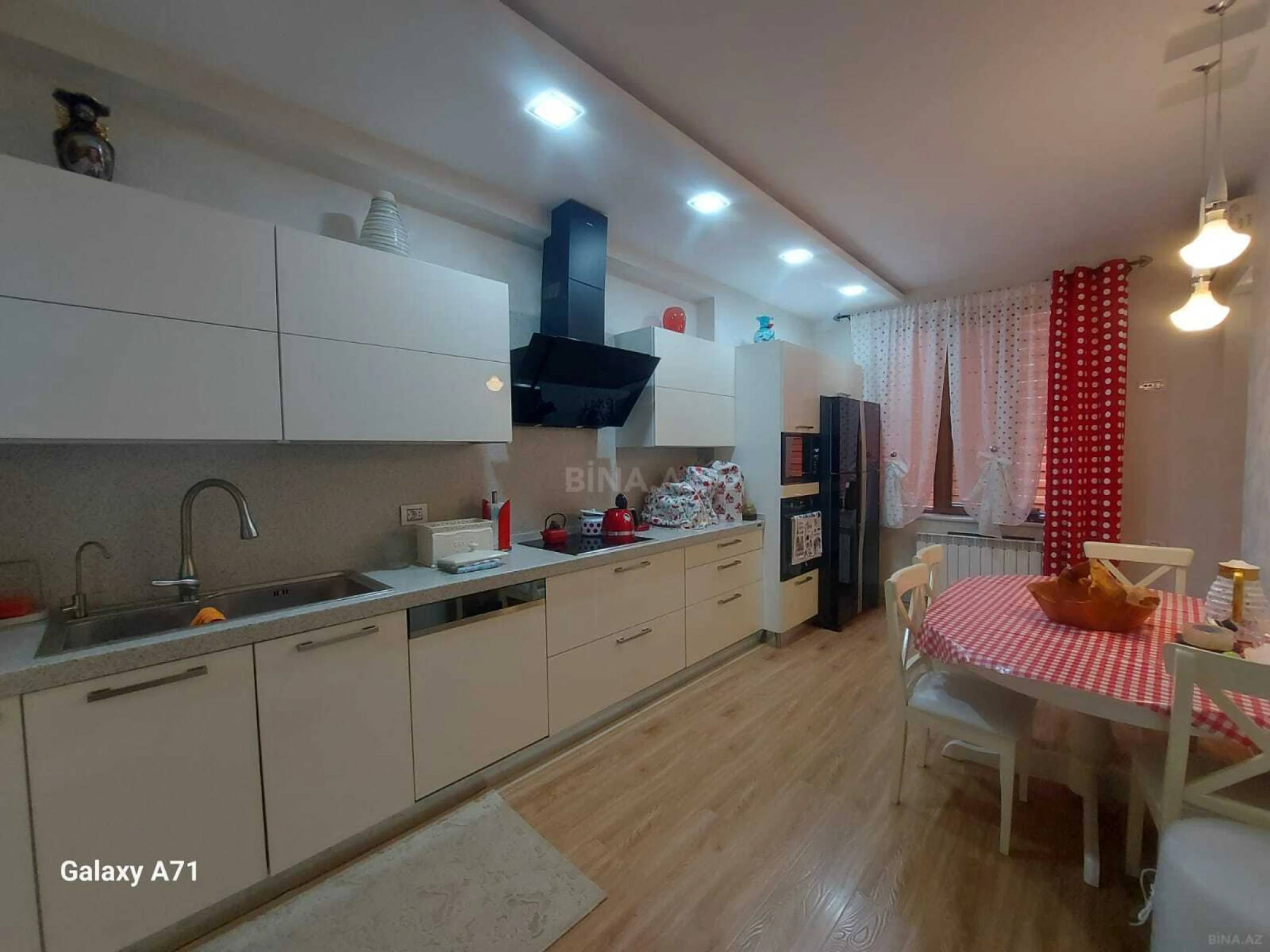Satılır 5 otaqlı mənzil 235 m²