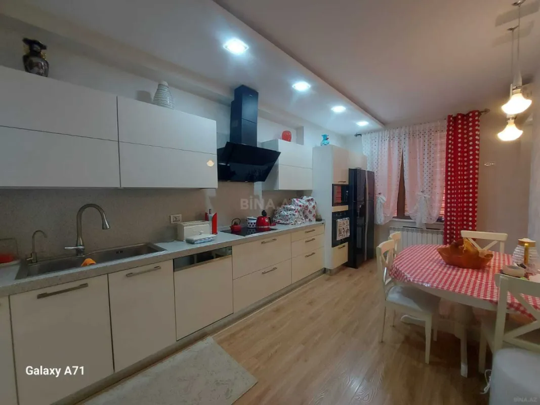 Satılır 5 otaqlı mənzil 235 m²