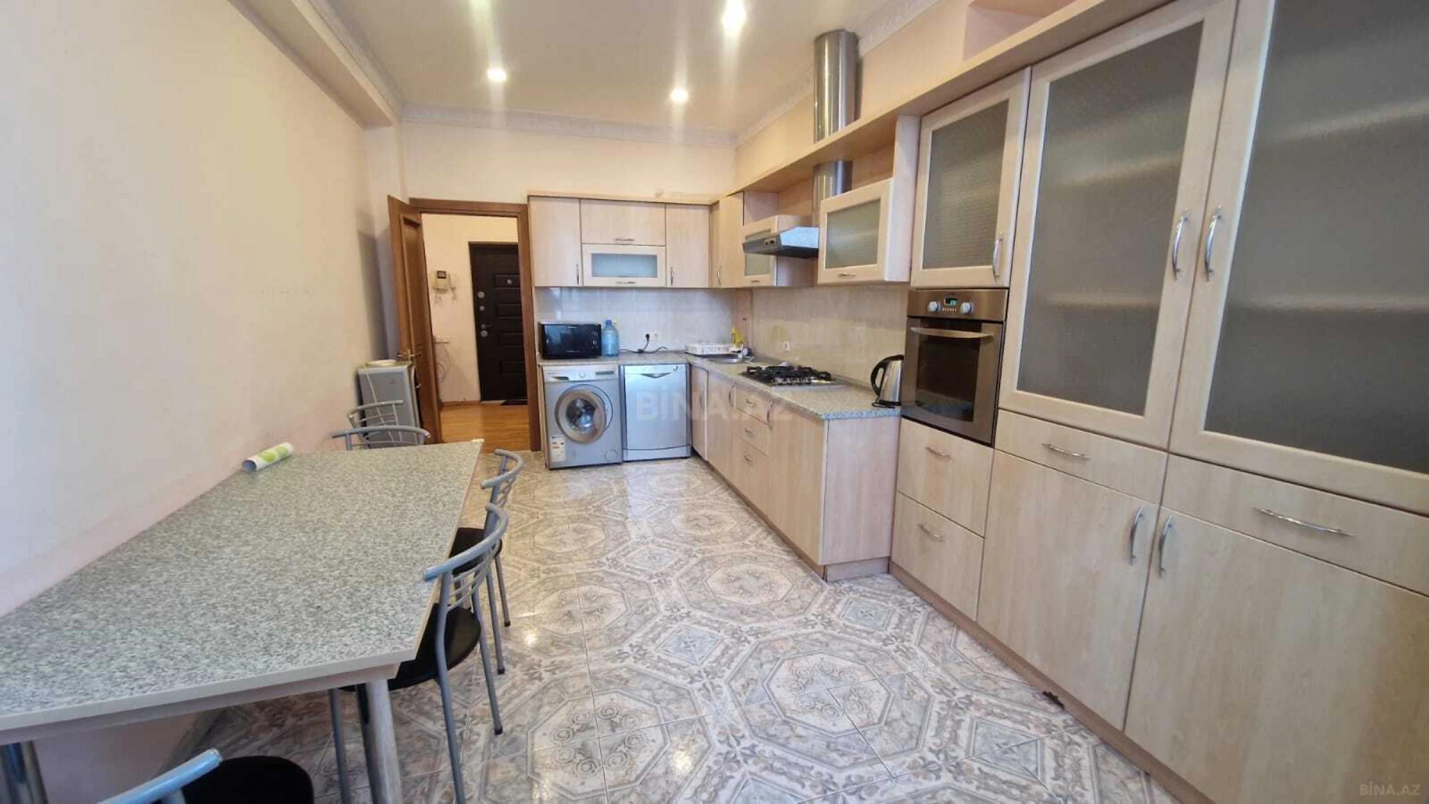 Kirayə verilir 3 otaqlı mənzil 150 m²