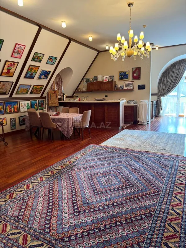 Satılır 10 otaqlı həyət evi 350 m²