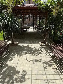 Satılır 10 otaqlı həyət evi 350 m²