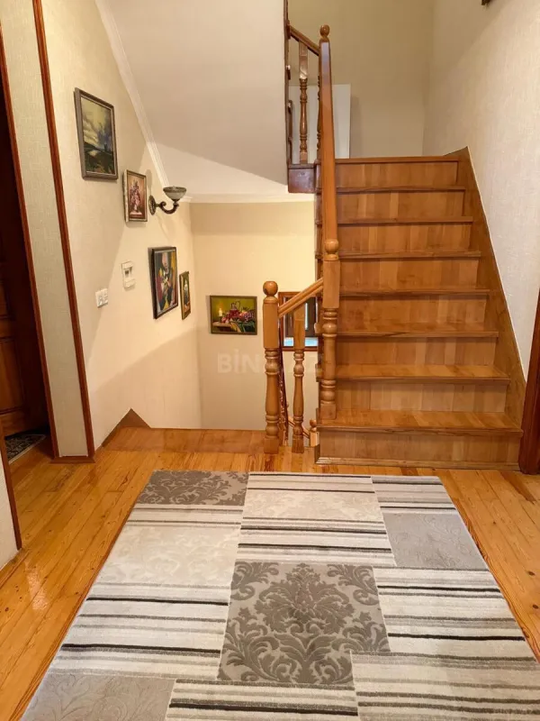 Satılır 10 otaqlı həyət evi 350 m²