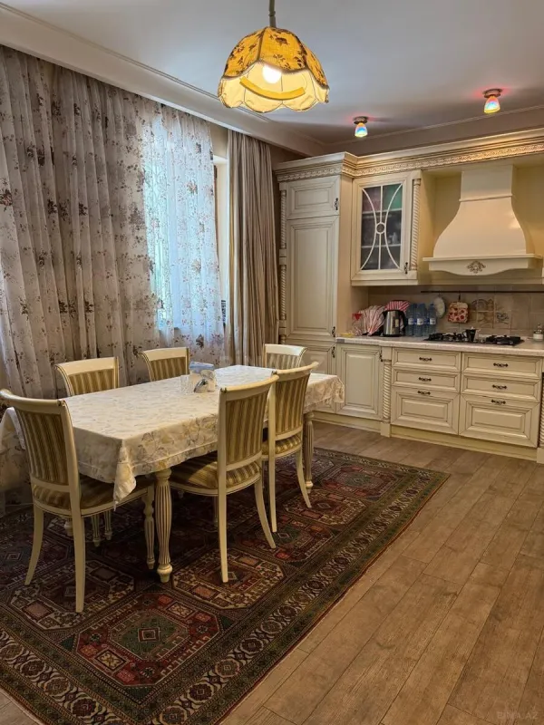 Satılır 10 otaqlı həyət evi 350 m²
