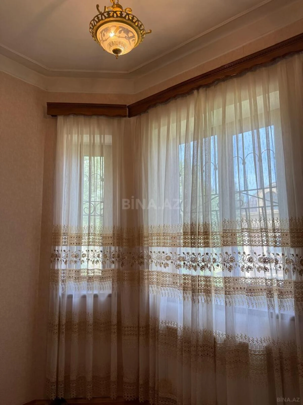 Satılır 10 otaqlı həyət evi 350 m²