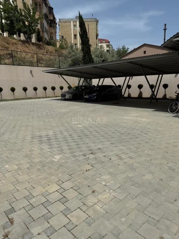 Satılır 10 otaqlı həyət evi 350 m²