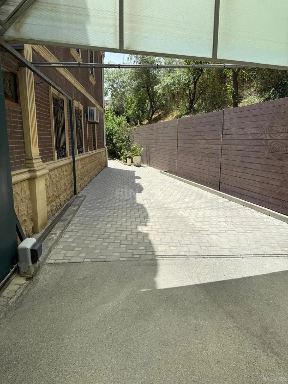 Satılır 10 otaqlı həyət evi 350 m²