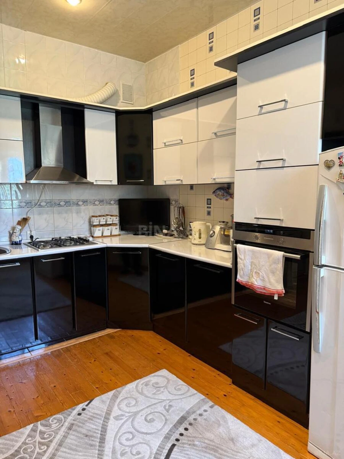 Satılır 10 otaqlı həyət evi 350 m²