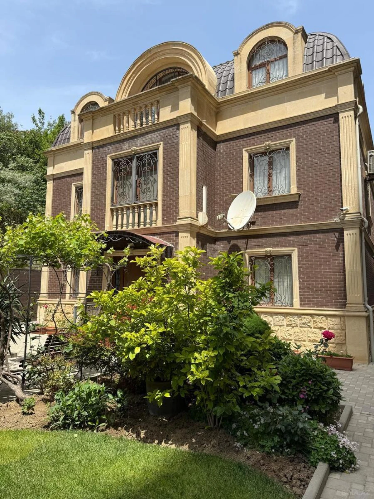 Satılır 10 otaqlı həyət evi 350 m²