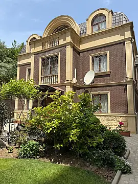 Satılır 10 otaqlı həyət evi 350 m²