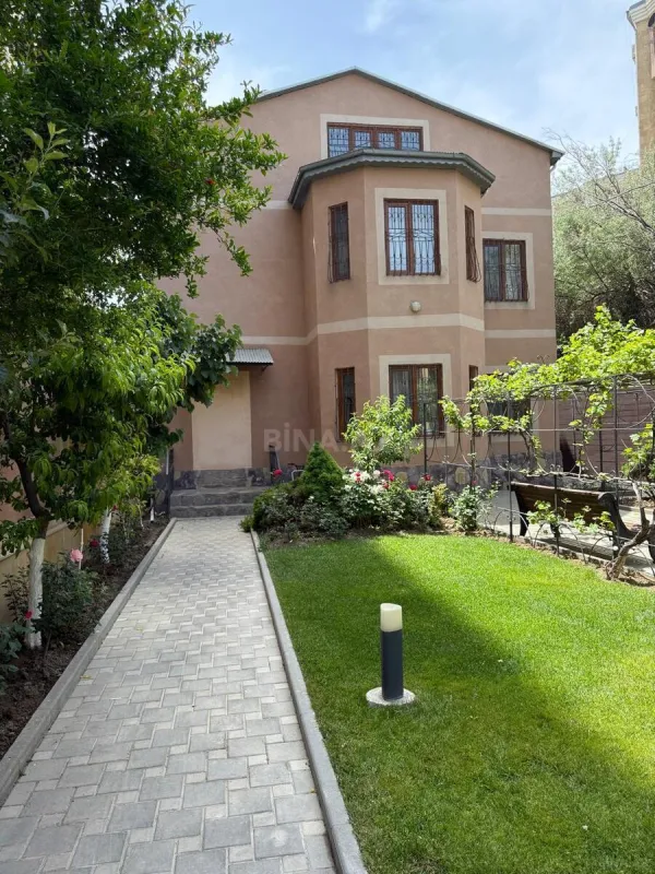 Satılır 10 otaqlı həyət evi 350 m²