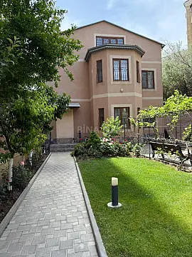 Satılır 10 otaqlı həyət evi 350 m²