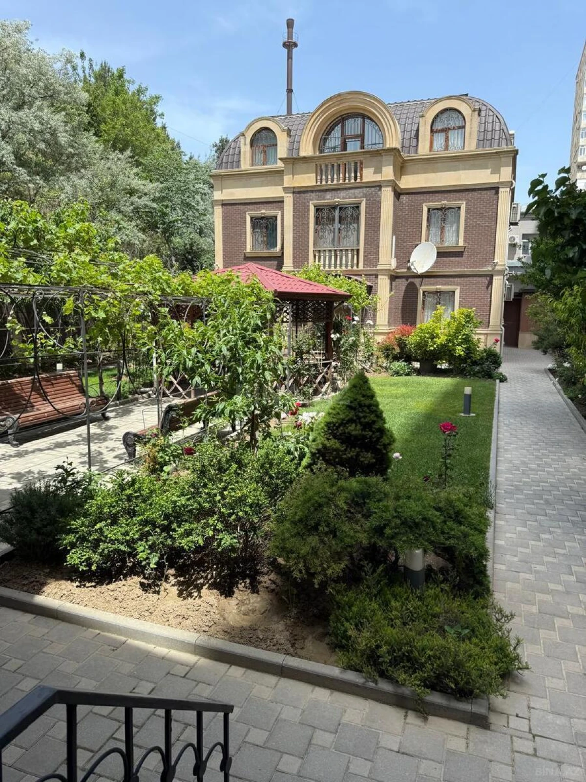 Satılır 10 otaqlı həyət evi 350 m²