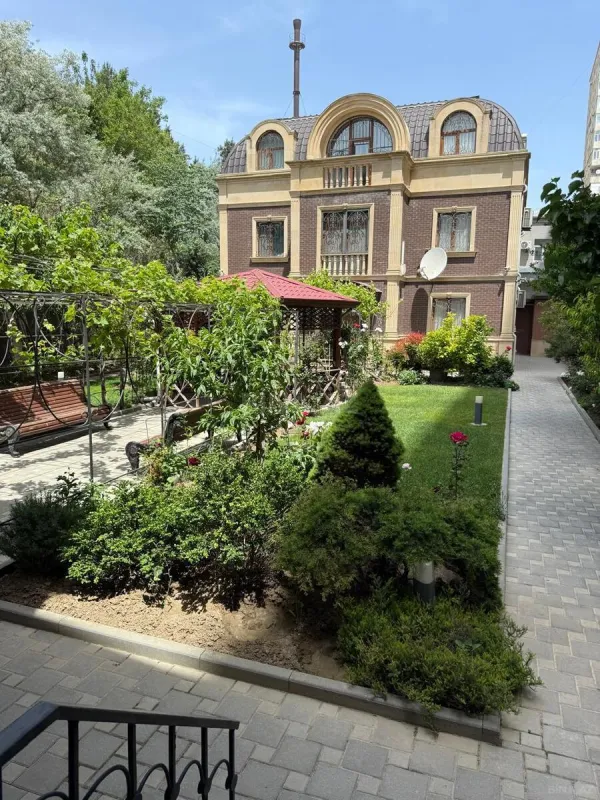 Satılır 10 otaqlı həyət evi 350 m²