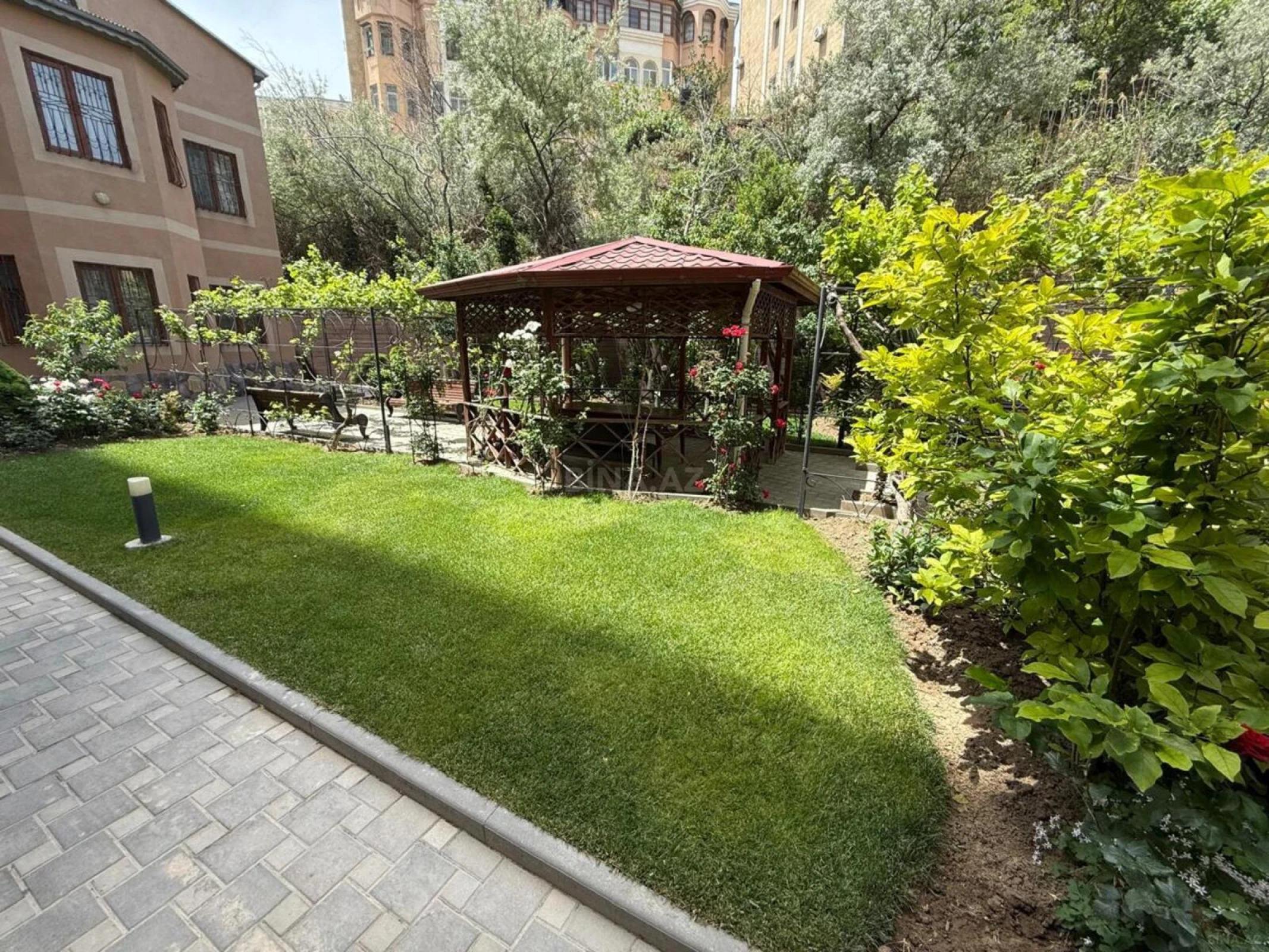 Satılır 10 otaqlı həyət evi 350 m²