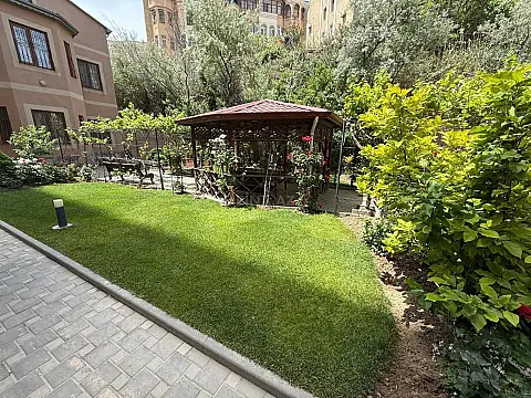 Satılır 10 otaqlı həyət evi 350 m²