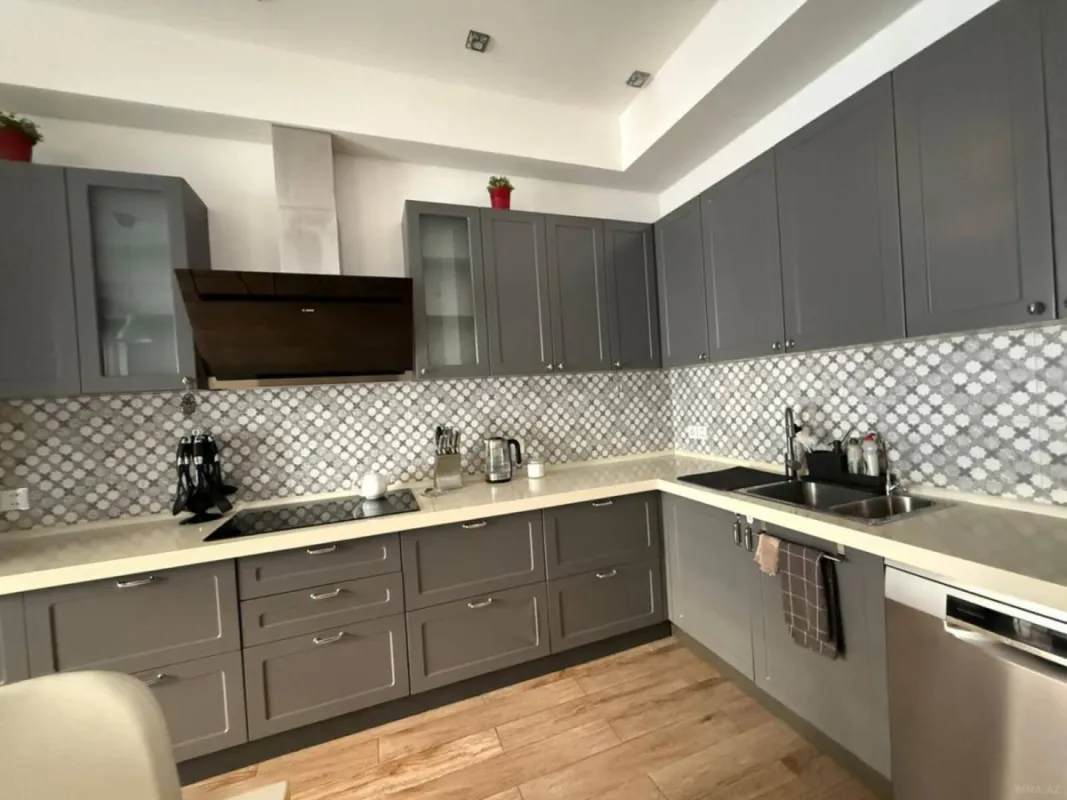 Kirayə verilir 4 otaqlı mənzil 170 m²